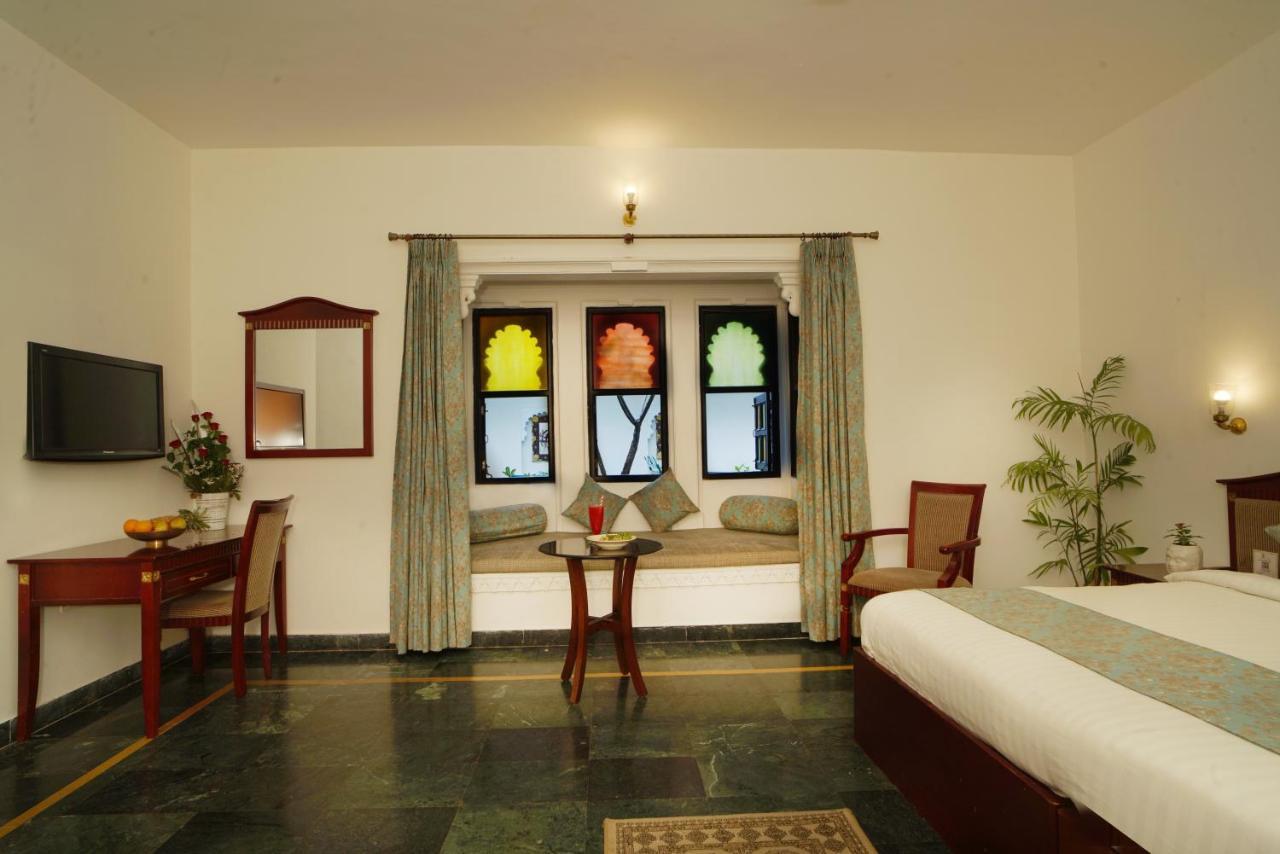 Swaroop Vilas - Lake Facing Boutique Hotel Удайпур Екстериор снимка