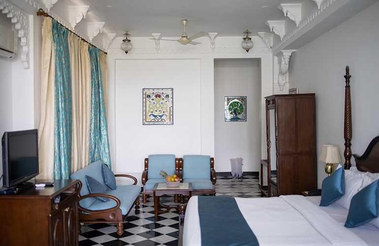 Swaroop Vilas - Lake Facing Boutique Hotel Удайпур Екстериор снимка